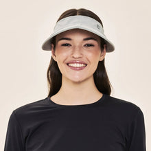 Laad de afbeelding in de Gallery-viewer, Model Front: Uv Line Visor Visor Pontal Cinza Upf50+
