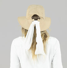Laad de afbeelding in de Gallery-viewer, Model Back: Uv Line Floppy Hat San Remo Areia Offwhite Upf50+
