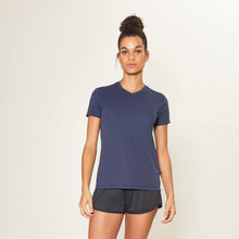 Laad de afbeelding in de Gallery-viewer, Model Front: Uv Line Fitness Top Sport Fit Fem Marinho Upf50+
