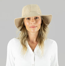 Laad de afbeelding in de Gallery-viewer, Model Front: Uv Line Floppy Hat San Remo Areia Offwhite Upf50+
