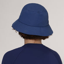 Laad de afbeelding in de Gallery-viewer, Model Back: Uv Line Bucket Hat Hat Basic Kids Inf Navy Blue Upf50+
