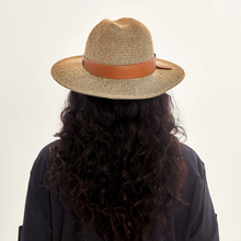 Laad de afbeelding in de Gallery-viewer, Model Back: Uv Line Fedora Hat Hat Giovana Imp Fem Mescla Upf50+

