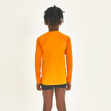 Laad de afbeelding in de Gallery-viewer, Model Back: Uv Line Rash Guard Longsleeve Uprpo Inf Amarelo Queimado Upf50+

