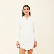 Laad de afbeelding in de Gallery-viewer, Model Front: Uv Line Shirtdress Shirtdress Copenhagen Fem Off White Upf50+
