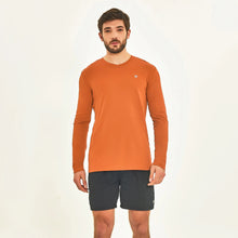 Laad de afbeelding in de Gallery-viewer, Model Front: Uv Line T-Shirt For Men Longsleeve Sport Fit Caramelo
