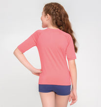 Laad de afbeelding in de Gallery-viewer, Model Back: Uv Line Rash Guard T-Shirt Uvpro Kids Coral Upf50+
