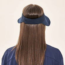 Laad de afbeelding in de Gallery-viewer, Model Back: Uv Line Visor Visor Bali Fem Navy Light Blue Upf50+
