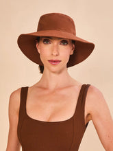 Laad de afbeelding in de Gallery-viewer, Model Front: Uv Line Bucket Hat Hat California Fem Cognac Upf50+
