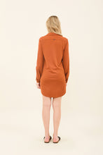 Laad de afbeelding in de Gallery-viewer, Model Back: Uv Line Shirtdress Shirtdress Copenhagen Caramelo Upf50+
