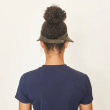 Laad de afbeelding in de Gallery-viewer, Model Back: Uv Line Visor Visor Leblon Militar Green Upf50+
