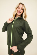 Laad de afbeelding in de Gallery-viewer, Gallery: Uv Line Fitness Cover Up Bag-Foldable Windbreaker Jacket Verde Militar
