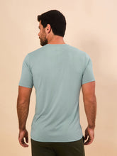 Laad de afbeelding in de Gallery-viewer, Model Back: Uv Line T-Shirt For Men T-Shirt New Fit Masc Verde Agua Upf50+
