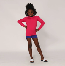 Laad de afbeelding in de Gallery-viewer, Model Front: Uv Line Rash Guard Longsleeve Uvpro Kids Pink Upf50+
