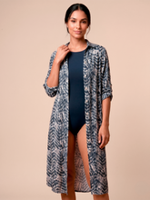 Laad de afbeelding in de Gallery-viewer, Gallery: Uv Line Shirtdress Midi Chemise Tie Dye Blue Upf50+
