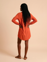 Laad de afbeelding in de Gallery-viewer, Model Back: Uv Line Shirtdress Shirtdress Copenhagen Pitanga Upf50+
