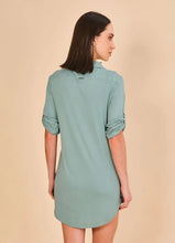 Laad de afbeelding in de Gallery-viewer, Model Back: Uv Line Shirtdress Shirtdress Copenhagen Water Green Upf50+
