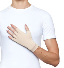 Laad de afbeelding in de Gallery-viewer, Model Front: Uv Line Glove Short Gloves Uni Beige Upf50+
