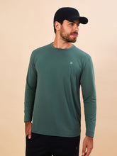 Laad de afbeelding in de Gallery-viewer, Model Front: Uv Line Rash Guard Longsleeve New Fit Textura Masc Verde Jade Upf50+
