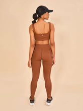 Laad de afbeelding in de Gallery-viewer, Model Back: Uv Line Fitness Bottom Legging Fit Aspen Brown Upf50+
