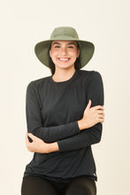 Laad de afbeelding in de Gallery-viewer, Model Front: Uv Line Floppy Hat San Remo Militar Preto Upf50+
