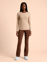 Laad de afbeelding in de Gallery-viewer, Model Front: Uv Line Rash Guard Longsleeve Fem New Fit Sand Upf50+
