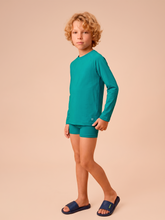 Laad de afbeelding in de Gallery-viewer, Model Front: Uv Line Rash Guard Longsleeve Uvpro Kids Green Sea Upf50+
