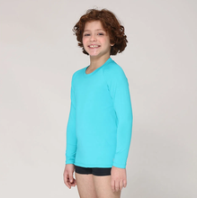 Laad de afbeelding in de Gallery-viewer, Model Front: Uv Line Rash Guard Camiseta Kids Uvpro Ml Azul Piscina Upf50+
