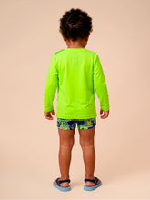 Laad de afbeelding in de Gallery-viewer, Model Back: Uv Line Rash Guard Longsleeve Baby Yellow Fluor Upf50+
