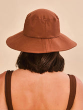 Laad de afbeelding in de Gallery-viewer, Model Back: Uv Line Floppy Hat Lyon Conhaque Upf50+
