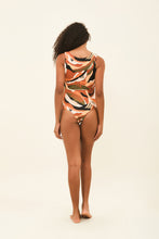Laad de afbeelding in de Gallery-viewer, Model Back: Uv Line One-Piece Marina Mangara Upf50+
