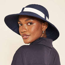 Laad de afbeelding in de Gallery-viewer, Model Back: Uv Line Floppy Hat Hat Paris Ville L Fem Blue White Upf50+
