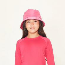 Laad de afbeelding in de Gallery-viewer, Model Front: Uv Line Bucket Hat Basic Kids Pink Rosa Upf50+
