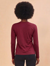 Laad de afbeelding in de Gallery-viewer, Model Back: Uv Line Rash Guard Longsleeve Uvpro Vermelho Quimado Upf50+
