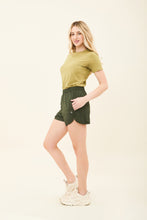 Laad de afbeelding in de Gallery-viewer, Short Race Verde Militar UPF50+
