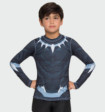 Laad de afbeelding in de Gallery-viewer, Model Front: Uv Line Rash Guard Acqua Pantera Negra V20 Ml Inf Estampa
