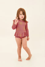 Laad de afbeelding in de Gallery-viewer, Model Front: Uv Line Baby Swimwear Baby Shine Malva Up50+
