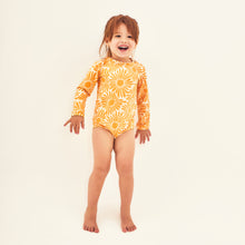 Laad de afbeelding in de Gallery-viewer, Model Front: Uv Line Baby Swimwear Baby Solar Amarelo Upf50+
