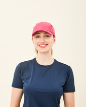 Laad de afbeelding in de Gallery-viewer, Model Front: Uv Line Caps Beach Tennis Cap Fuchsia Upf50+
