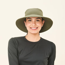 Laad de afbeelding in de Gallery-viewer, Model Front: Uv Line Bucket Hat California Azul Verde Militar Upf50+
