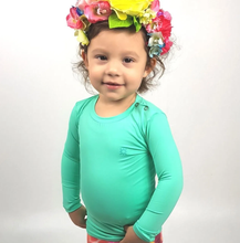 Laad de afbeelding in de Gallery-viewer, Model Front: Uv Line Rash Guard Camiseta Baby Nina Verde Claro Upf50+
