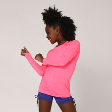 Laad de afbeelding in de Gallery-viewer, Model Back: Uv Line Rash Guard Camiseta Uvlight Pink Fluor Spf50+
