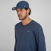 Laad de afbeelding in de Gallery-viewer, Model Front: Uv Line Caps Cap New Fit Marinho Upf50+
