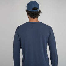 Laad de afbeelding in de Gallery-viewer, Model Back: Uv Line Caps Cap New Fit Marinho Upf50+
