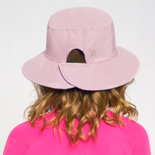 Laad de afbeelding in de Gallery-viewer, Model Back: Uv Line Floppy Hat Chapeu California Inf Rosa Bebe Framboesa Upf50+
