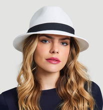 Laad de afbeelding in de Gallery-viewer, Model Front: Uv Line Panama Hat Chapeu Shanghai Imp Uni Branco/Preto
