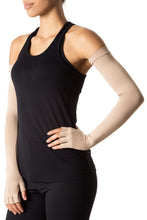 Laad de afbeelding in de Gallery-viewer, Model Front: Uv Line Glove Extra Long Glove Chocolate Upf50+
