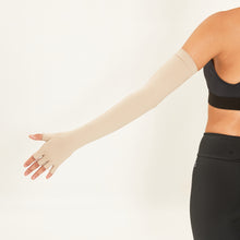 Laad de afbeelding in de Gallery-viewer, Model Back: Uv Line Glove Extra Long Glove Chocolate Upf50+
