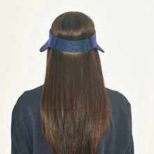 Laad de afbeelding in de Gallery-viewer, Model Back: Uv Line Visor Grecia Navy Fit Upf50+
