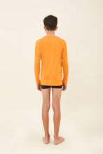 Laad de afbeelding in de Gallery-viewer, Model Back: Uv Line Rash Guard Kids Longsleeve Uvpro Laranja
