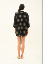 Laad de afbeelding in de Gallery-viewer, Model Back: Uv Line Maxi Dresses Kimono Shine-Preto Upf50+
